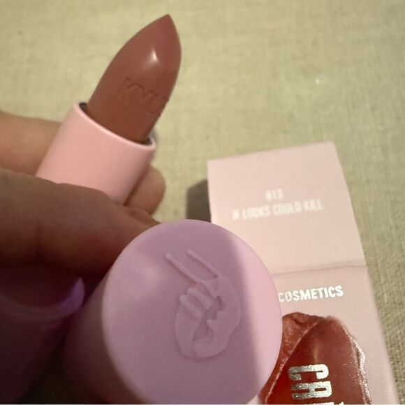 KYLIE JENNER CRÈME LIPSTICK “IF LOOKS COULD KILL” #613 - Picture 7 of 17